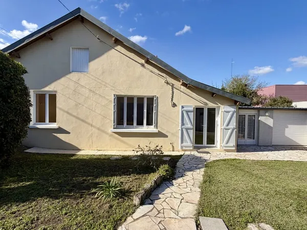 MAISON ANCIENNE AVEC GARAGE ET VRAI JARDIN !