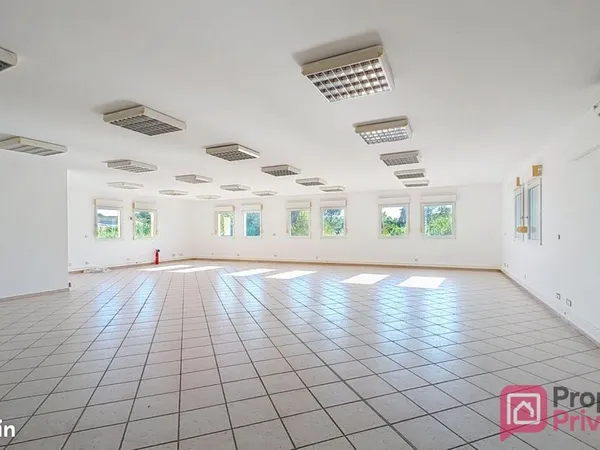 Local bureaux 150 m²