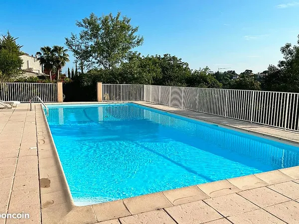 Villa meublée 110 m2 avec piscine et garage, au mois