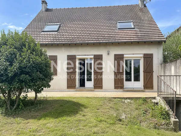 A vendre une maison avec sous-sol total à Morangis de 135 m2 et divisée en 2 appartements