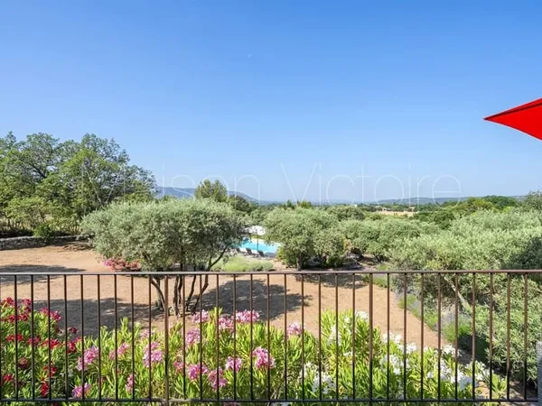 Maison en pierre à Gordes avec vues et piscine.