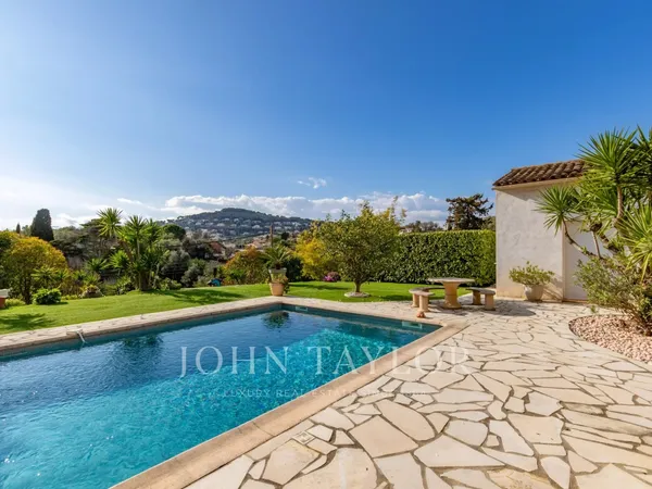 Villa lumineuse avec piscine, studio indépendant et vue dégagée à Antibes