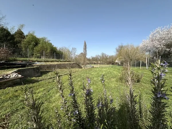 TERRAIN AVEC ACCES RIVIERE ET A PROXIMITE DES COMMERCES