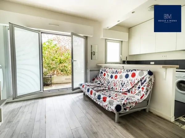 Studio de 32m2 avec terrasse de 9m2 situé à 500m du métro Po