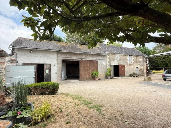 Bâtiment à rénover 5MN CHINON140 m2 et Hangar