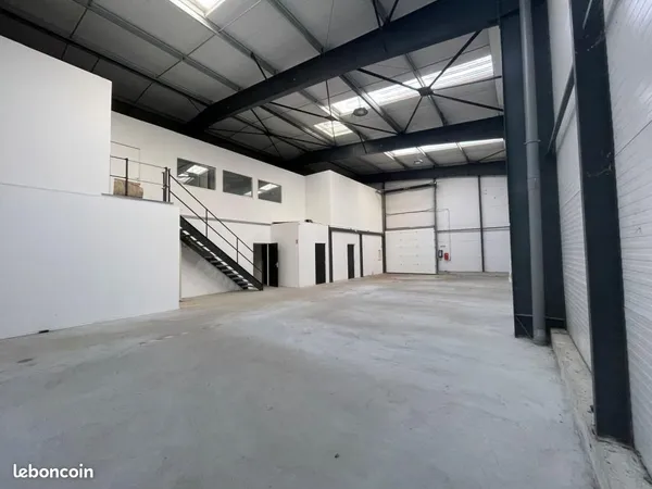 Bureau 586 m²