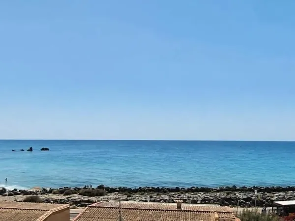APPARTEMENT AVEC VUE PANORAMIQUE SUR LA MER