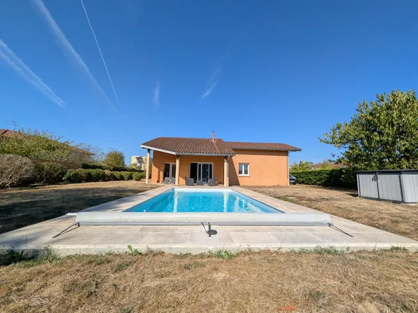 À Vonnas, une maison familiale aux beaux volumes avec piscine et jardin paysagé