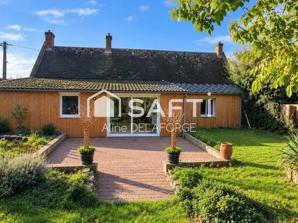 Maison de plain-pied avec jardin, piscine, garage, dépendances, et panneaux solaires à Montenescourt