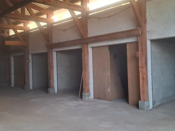 HANGAR 300 m²