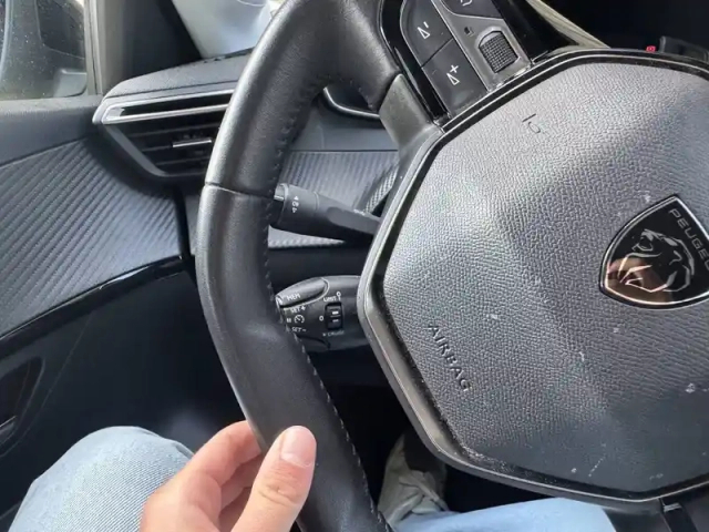 Peugeot 208 puretech 100 s&amp;s bvm6 — photo 31