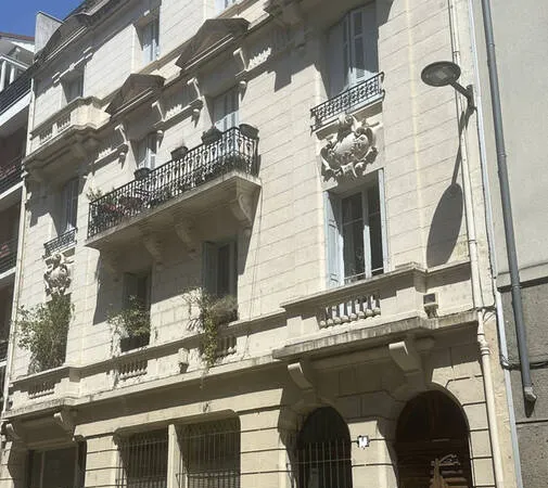 Coup de coeur assuré pour ce magnifique T4 duplex de caractère proche gare carnot et hotel de ville 