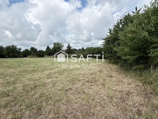Terrain constructible de 810 m² avec vue dégagée à Bersaillin