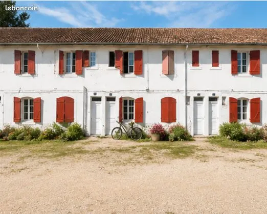MAISON ENTIÈREMENT RÉNOVÉE - 88 m² - 2 CHAMBRES - TERRAIN - STATIONNEMENT - RION-DES-LANDES