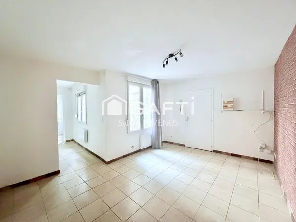 A SOISSONS 02, AU RDC D'UNE RESIDENCE A FAIBLES CHARGES, JOLI STUDIO DE 24 M2.