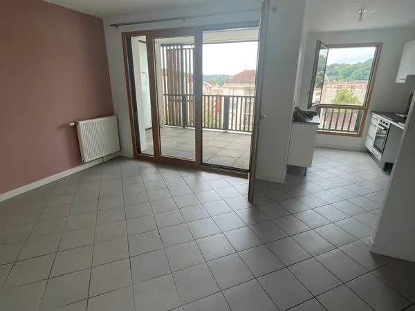 Appartement à louer: 2 pièces 45m2 + balcon + garage