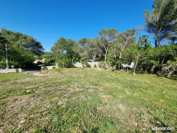 Terrain de 805m² viabilisé - Hors lotissement