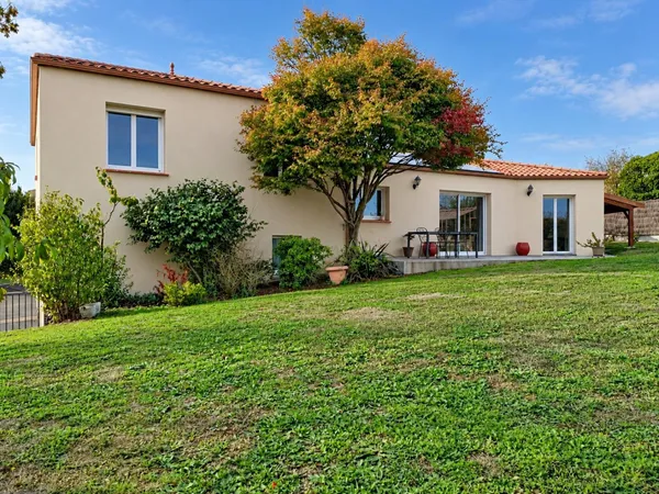 Maison familiale de 145 m² avec 4 chambres, géothermie et panneaux photovoltaïques - Liré (49270)