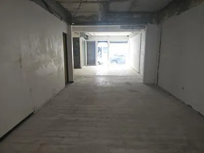 Local commercial à louer dans une rue passante