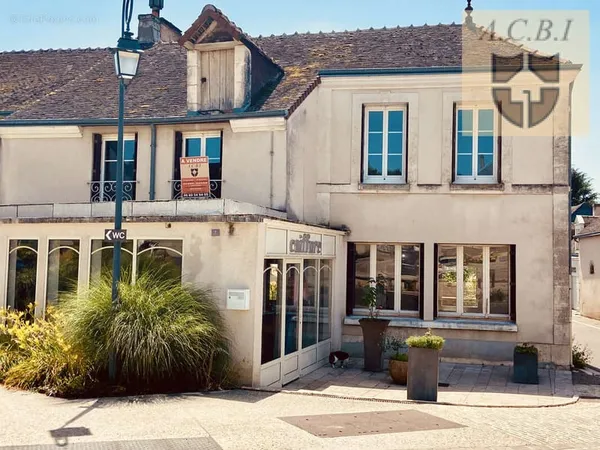 Ensemble immobilier avec maison d'habitation et local commercial attenant