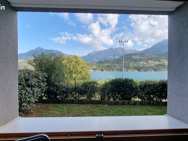 Tout confort, au bord du lac, jardin, garage et cave