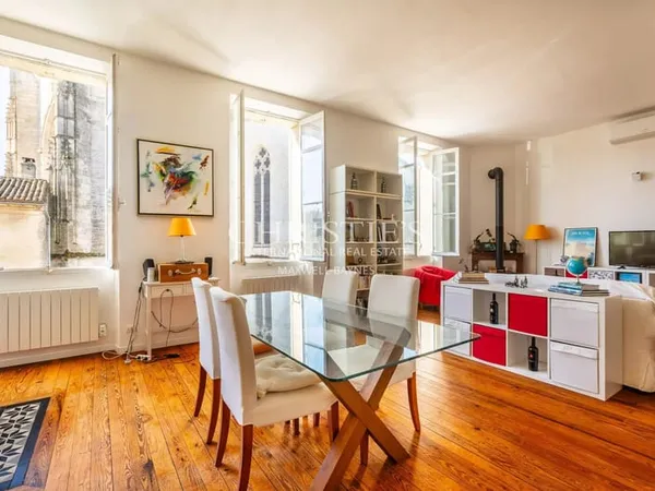 SAINT-EMILION : Immeuble commercial et habitation