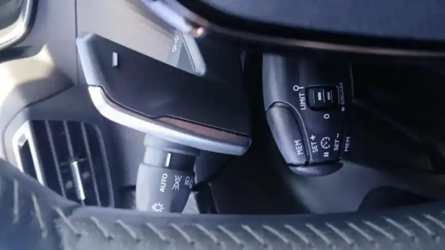 Peugeot 2008 puretech 130 s&amp;s eat8 — photo 32