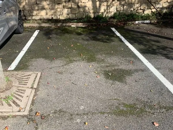 Parking aérien disponible