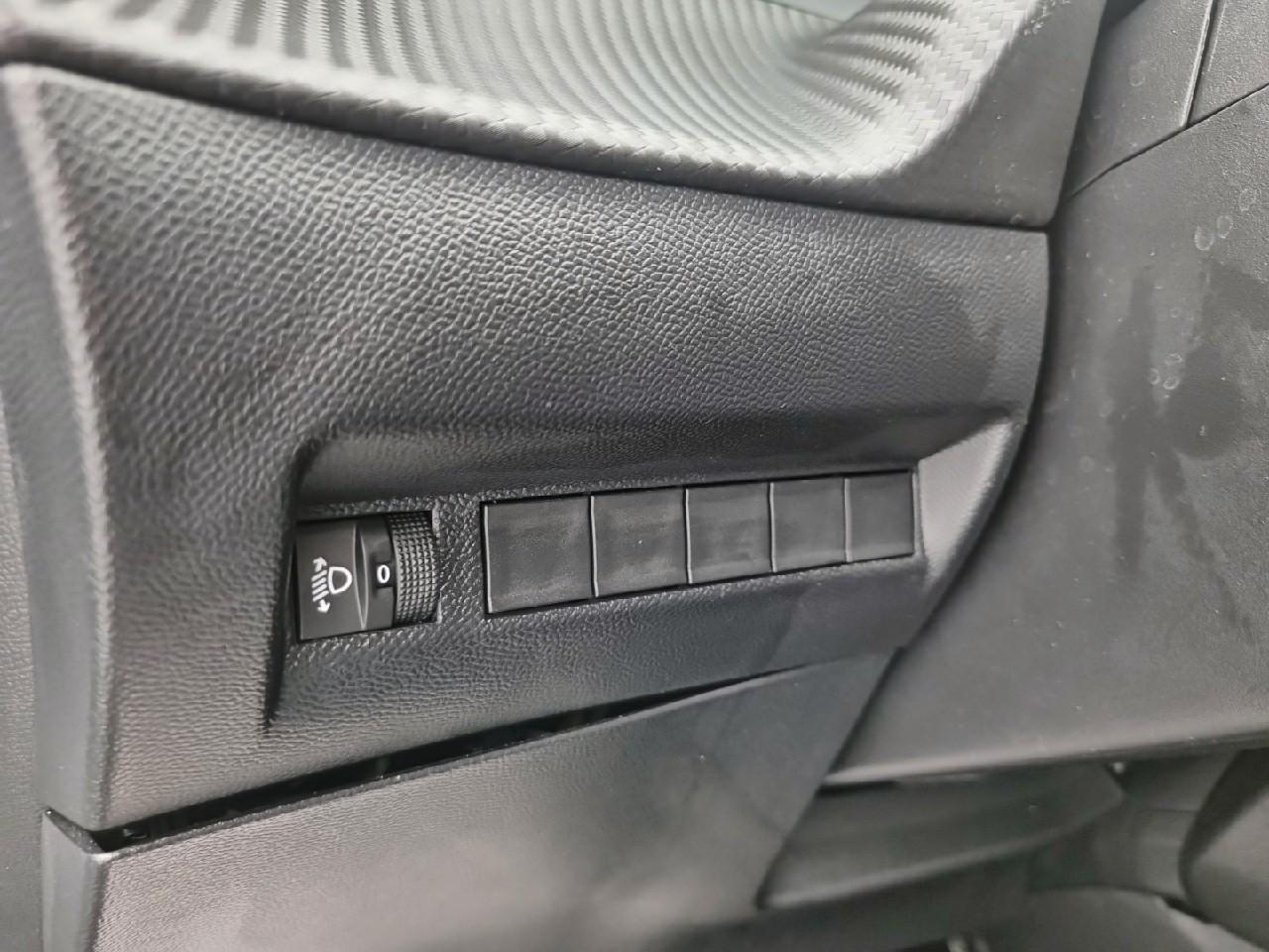 Peugeot 2008 hybrid 145 e-dcs6 style — photo 21