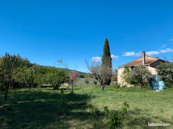 Charmante maison provençale de trois chambres avec grand jardin à louer dans le village de Saint-Jul