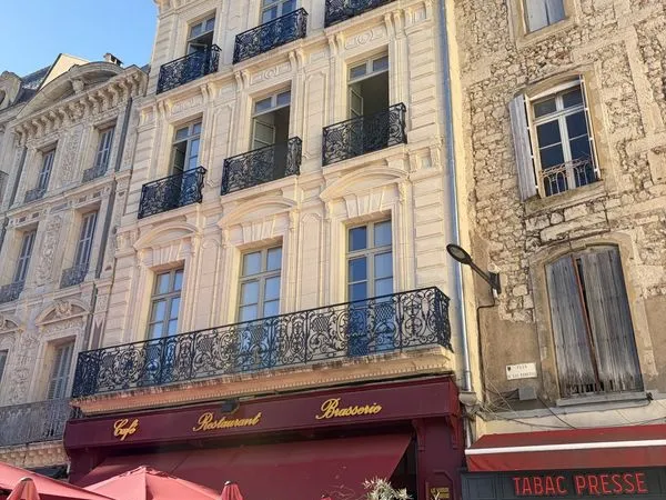 DISPONIBLE LE 01/10/2026. Située place des Trois-Six à Béziers, face à la mairie. Toutes les commodi