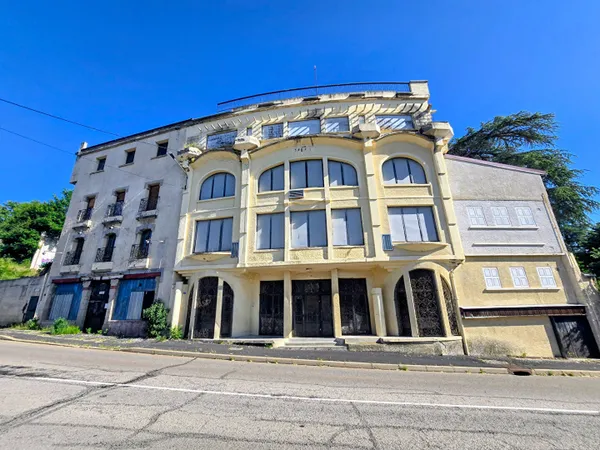 Bâtiment avec nombreux parkings sur terrain clos de 12000m²