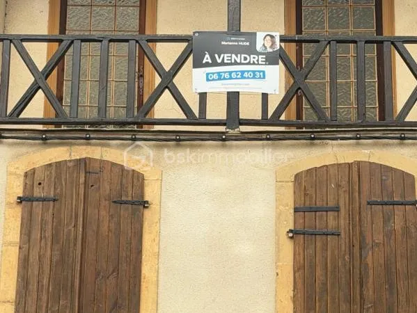Opportunité à saisir! Maison du 19 ème siècle, avec commerce au rez-de-chaussée , excellent emplacem