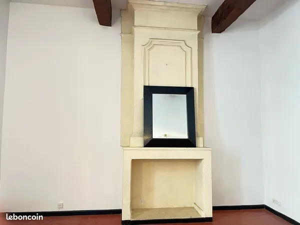 Appartement climatisé double vitrage interphone fibre antenne collective. CDI obligatoiredans immeub