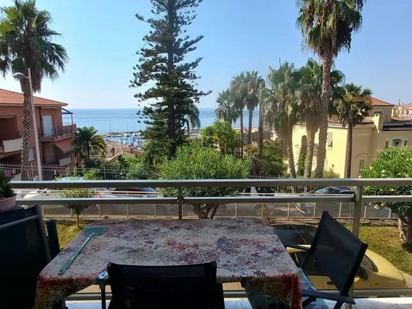 MENTON / GARAVAN - DANS UNE BELLE RÉSIDENCE, 2 PIECES BIS AV