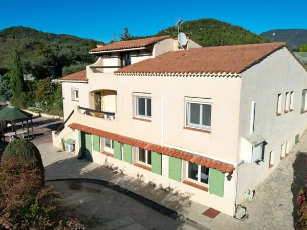 LA ROQUETTE SUR VAR, Villa 8 pièces (223,07m2), dépendances,