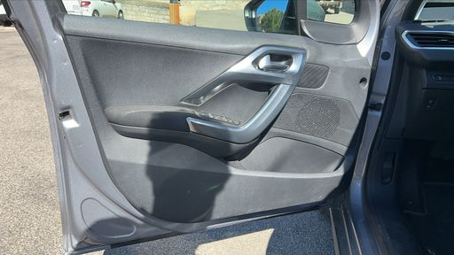 Peugeot 2008 1.2 PureTech 110 EAT6 - Allure – 2018 – 97986 km – Essence – Boîte Automatique — photo 25