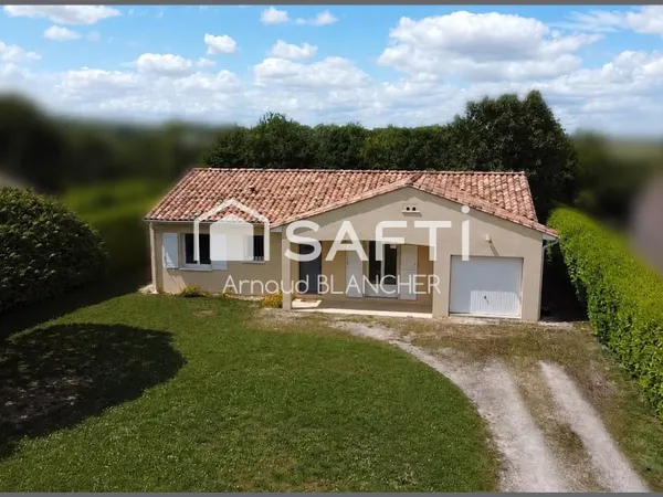 Pavillon plain-pied, trois chambres, salle de bain, garage, jardin.