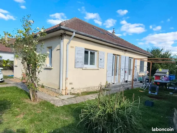 Maison avec 3 chambres, grand séjour et terrain de 798 m²