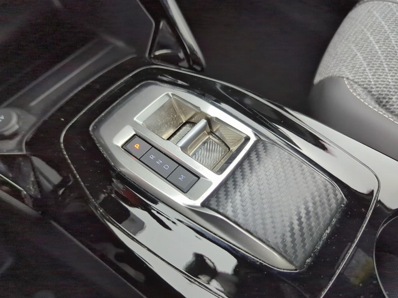 Peugeot 2008 hybrid 145 ch e-dcs6 allure — photo 27