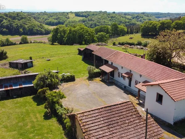 Corps de ferme de plain-pied avec dépendances entre Geaune et Eugénie-les-Bains