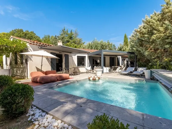 Vends maison - 130 m² - 4 pièces, 3 chambres - Aix-en-Provence 13100