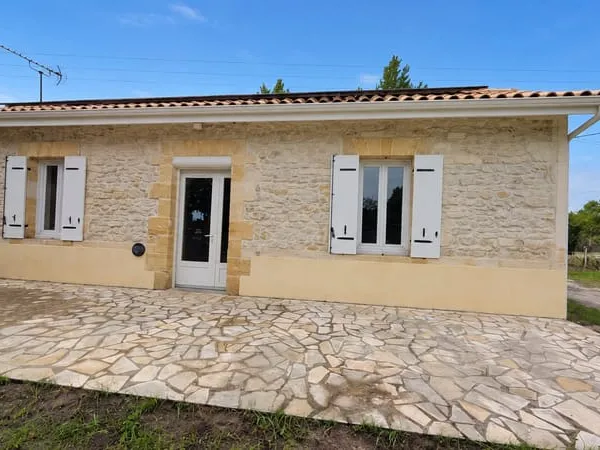 Maison de plein-pied avec grand terrain.