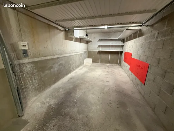 Garage fermé tout aménagé à louer à Douvaine (frontière Genève)