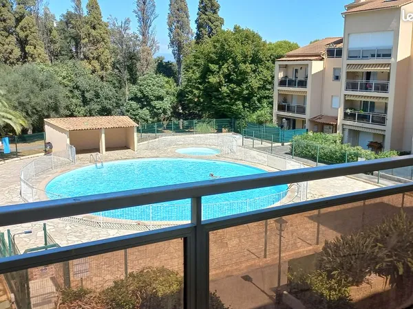 Location Longue Durée Superbe 3 pièces traversant de 67 m² avec piscine et aperçu mer - Antibes