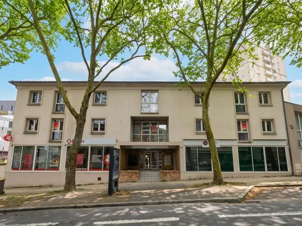 Plateau de Bureaux 100m² Climatisés (6 bureaux + Accueil) - Orléans