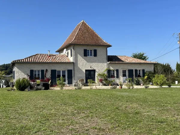 Une maison moderne et élégante avec une vue imprenable