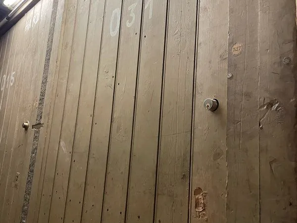 Cave saine 4m² - sécurisée et accessible face à la gare