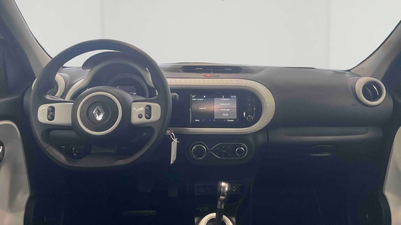 Renault Twingo III E-Tech — photo 9