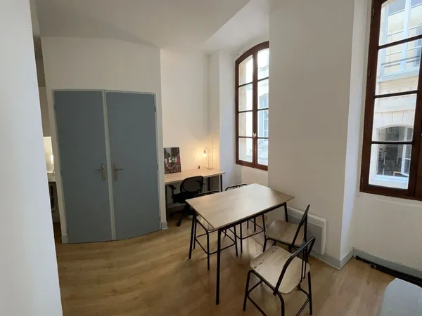 Studio 25 m2 parfait état Hyper Centre